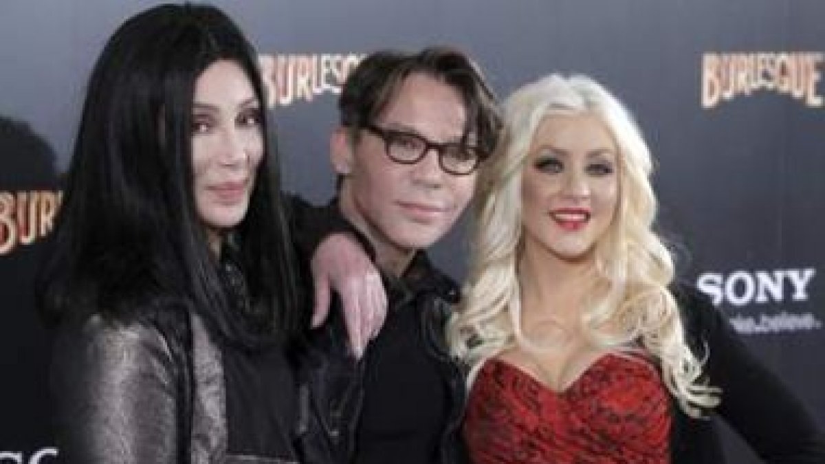 Las cantantes y actrices Cher y Christina Aguilera con el director Steven Antin, ayer en Madrid.