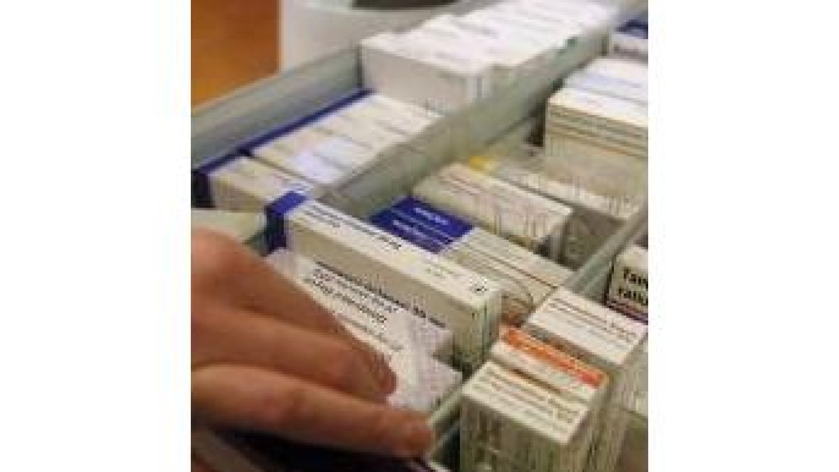 Varios medicamentos en una farmacia, en una imagen de archivo
