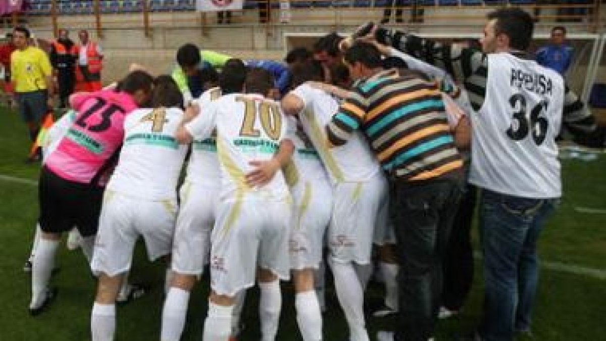 Los jugadores de la Cultural hicieron piña antes del partido en su banquillo mientras el Bilbao Athl
