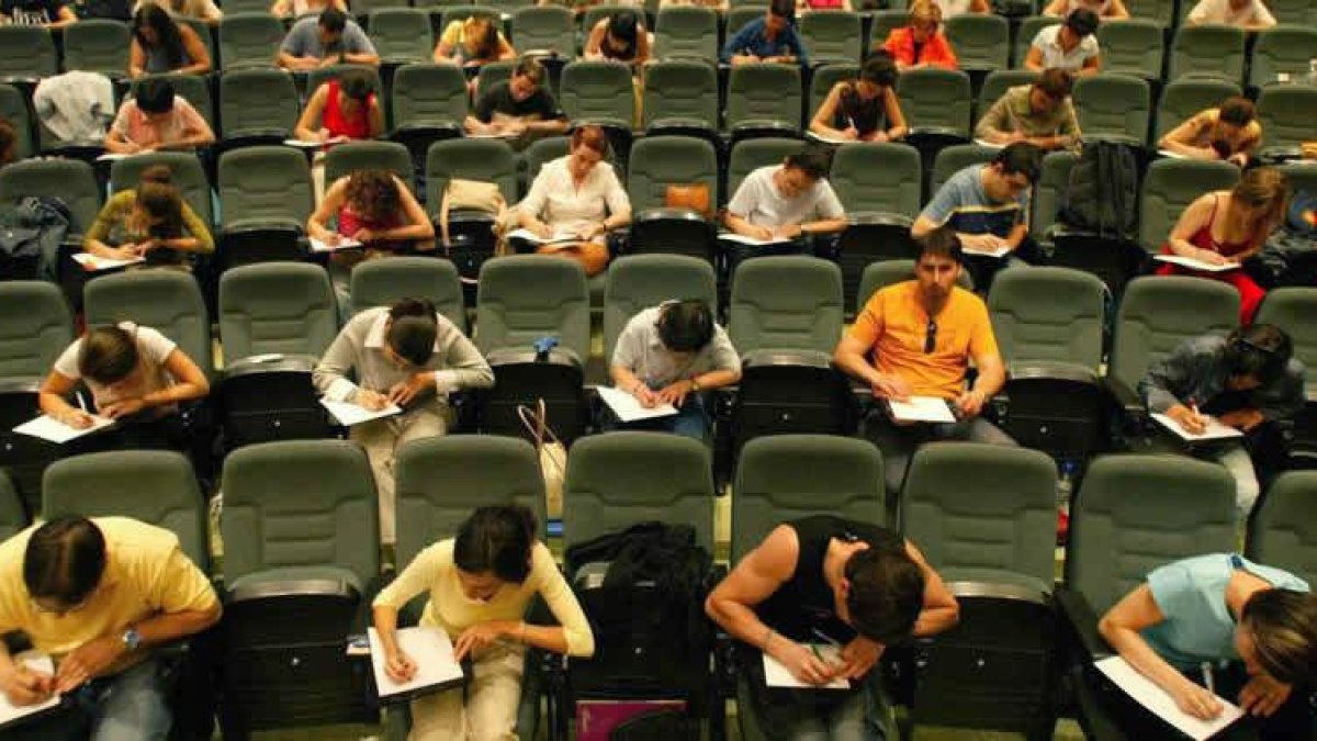 Opositores realizando un examen en una imagen de archivo.