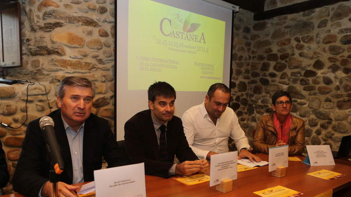 Valcarce y otros miembros de la Mesa del Castaño, ayer en Carracedelo.