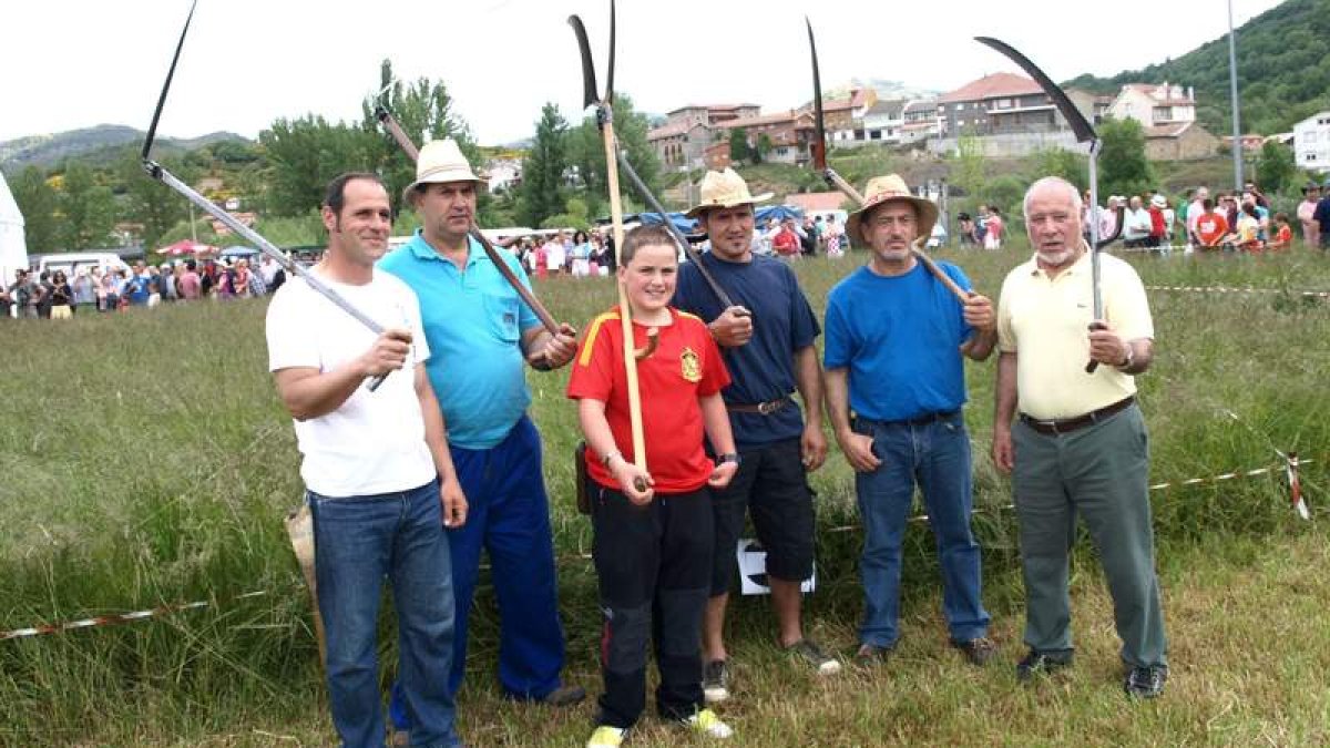 Participantes en el concurso de siega a guadaña.