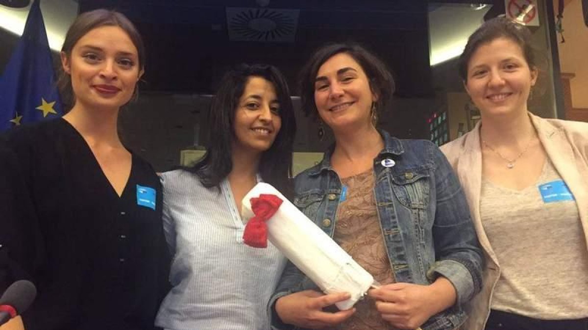 Laura Coryton, Karima Delli, Juliette Melba y Natalia Kozdra con el tampón combativo en el PE. DL