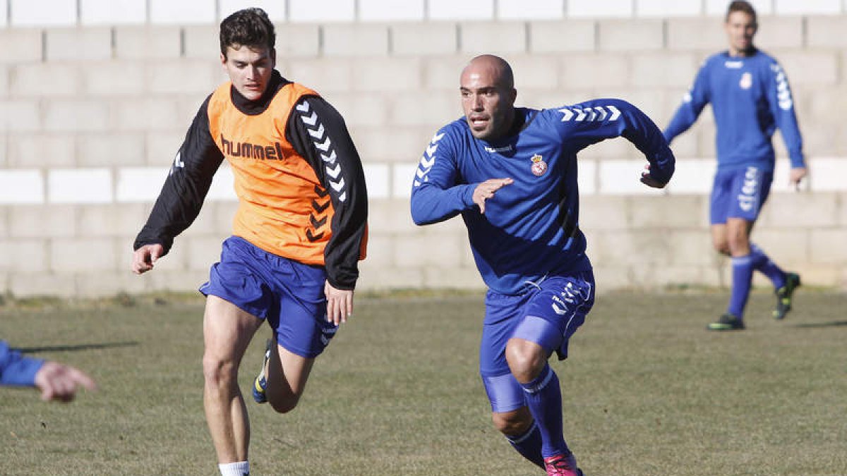 Gonzalo González y Álvaro Valdés luchan por el balón en un entrenamiento de la Cultural.