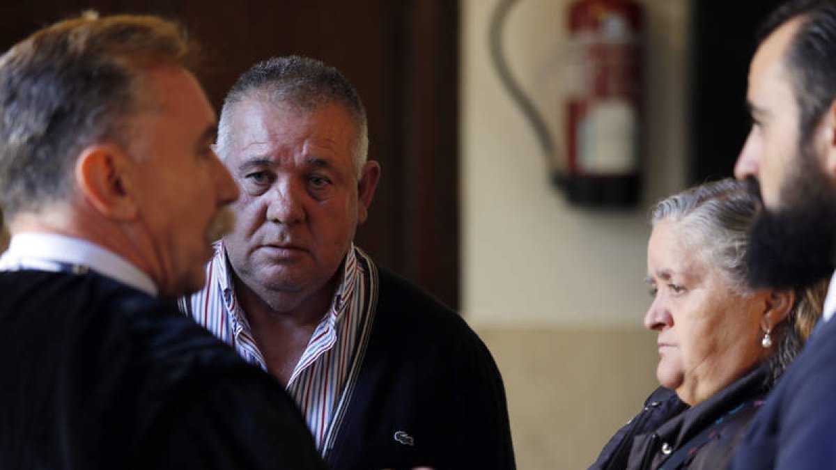 Los padres de la víctima, junto a su letrado defensor en la última vista. RAMIRO