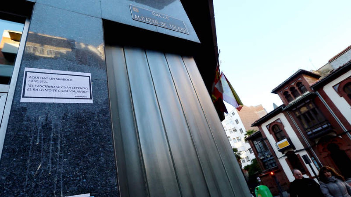 Cartel que llamaba ayer la atención sobre la placa de la calle Alcázar de Toledo, símbolo moral del franquismo.