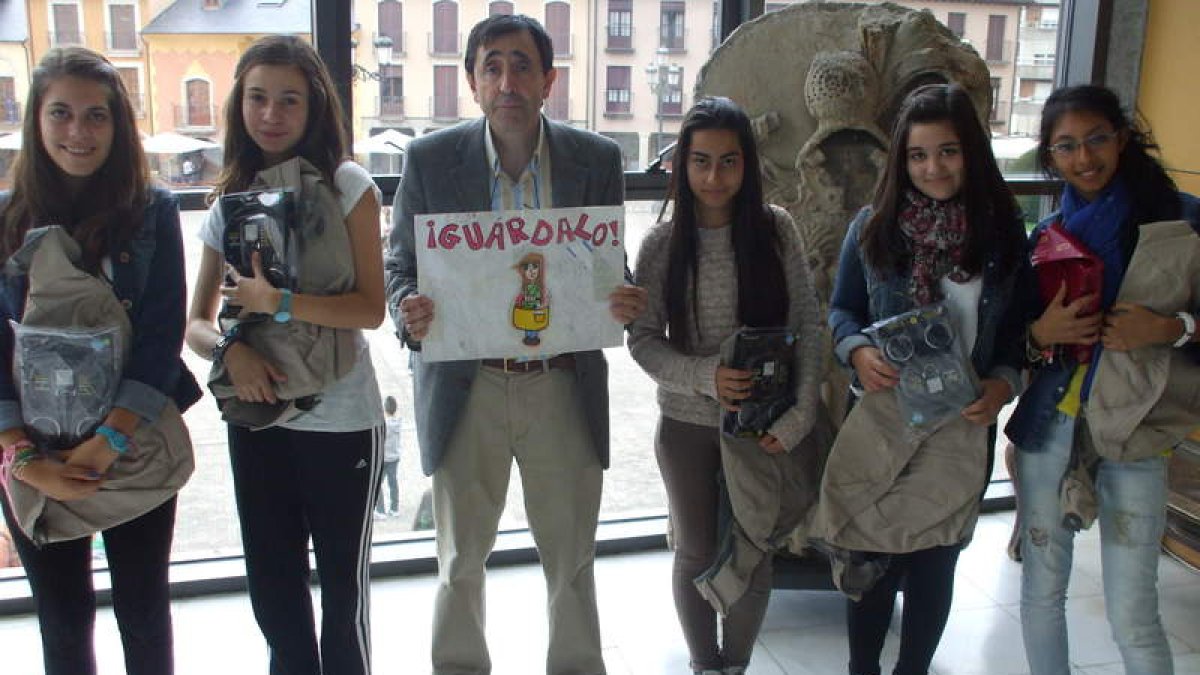 Las cinco alumnas ganadoras, junto a su coordinador, Marino Castro, en el Gil y Carrasco.