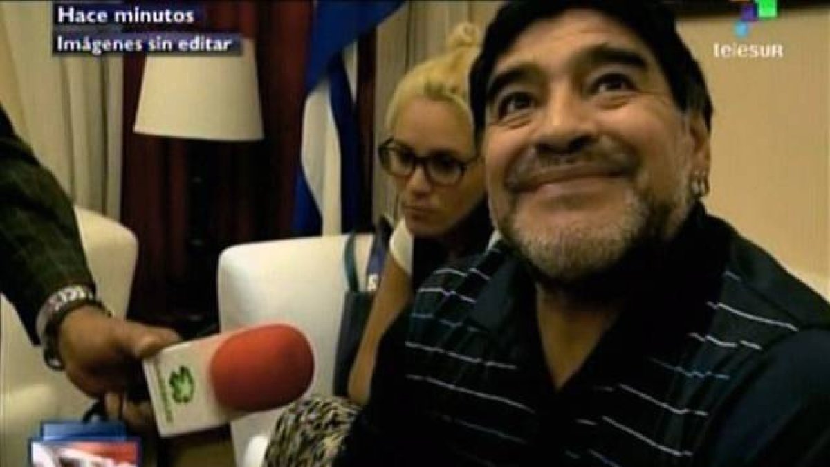 Maradona, tras mostrar la carta que le envió Fidel Castro.