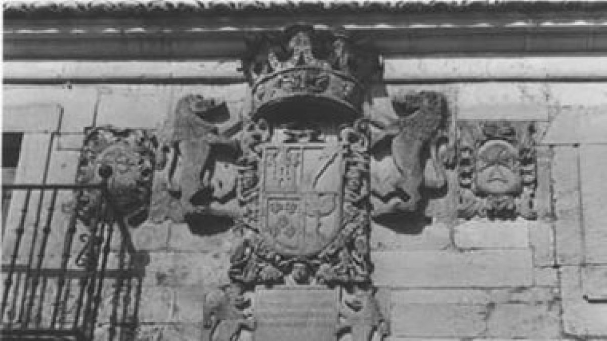 Escudo del palacio de los Álvarez-Acevedo, en Otero de Curueño.