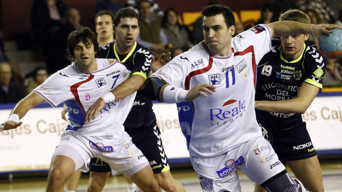 El asturiano Carlos Ruesga lanza a la portería defendida por Santana durante el partido que enfrentó en el Palacio al Ademar y al Cangas.