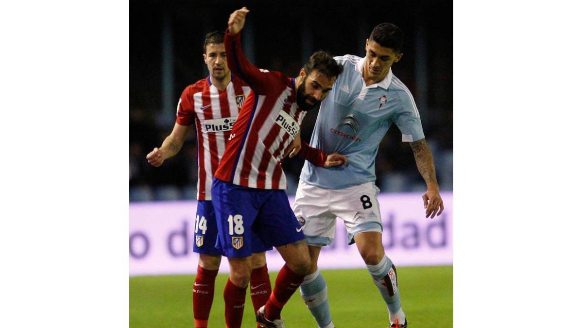 Pablo Hernández pugna con el defensa del Atlético Jesús Gámez.