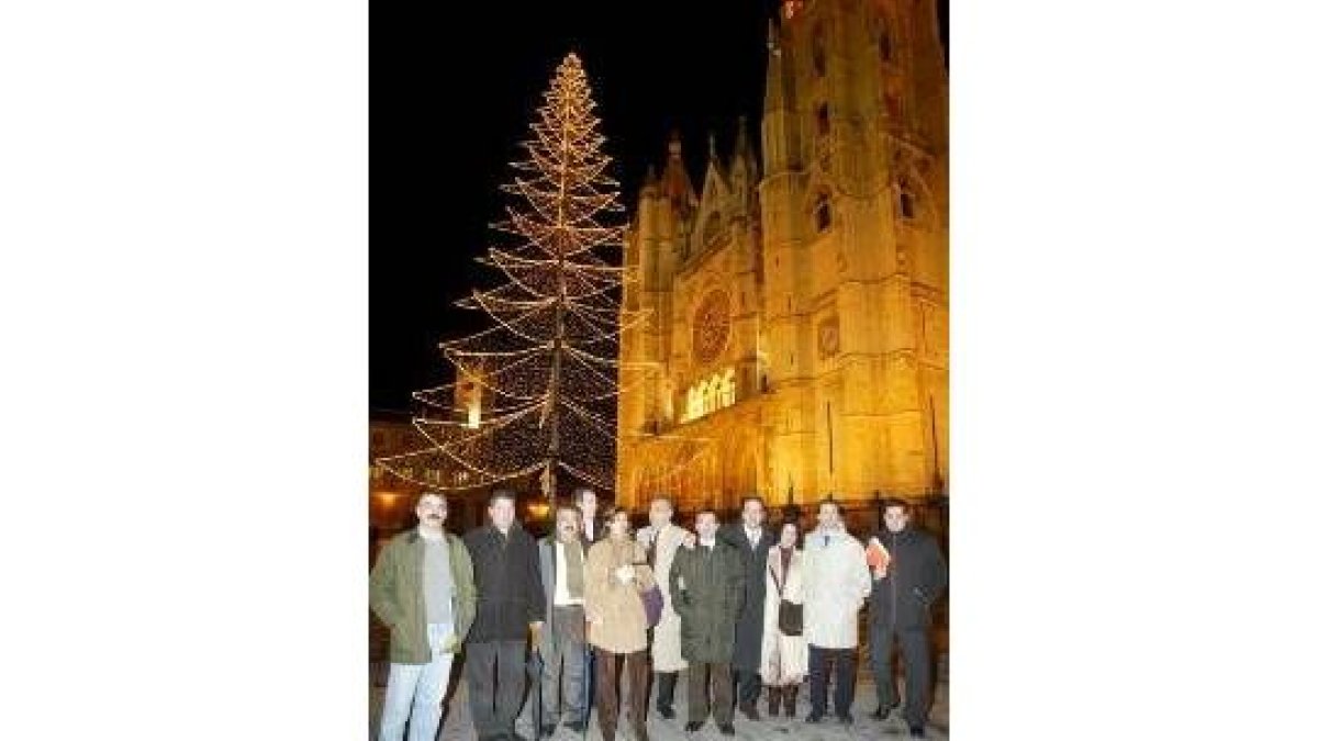 Parte del equipo de gobierno PSOE-UPL y los comerciantes encendieron ayer las luces de Navidad