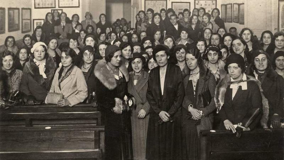 Victoria Kent con la 1ª promoción de funcionarias de prisiones.