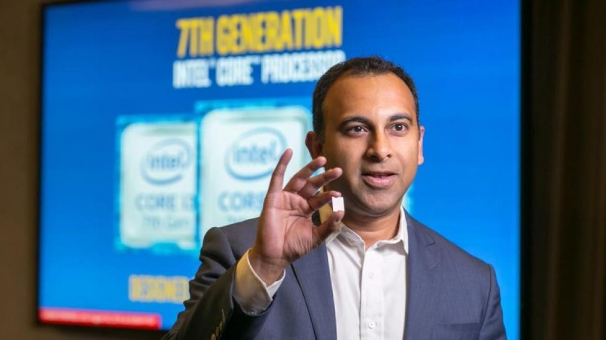 El vicepresidente de Intel, Navin Shenoy, en la presentación de un procesador.