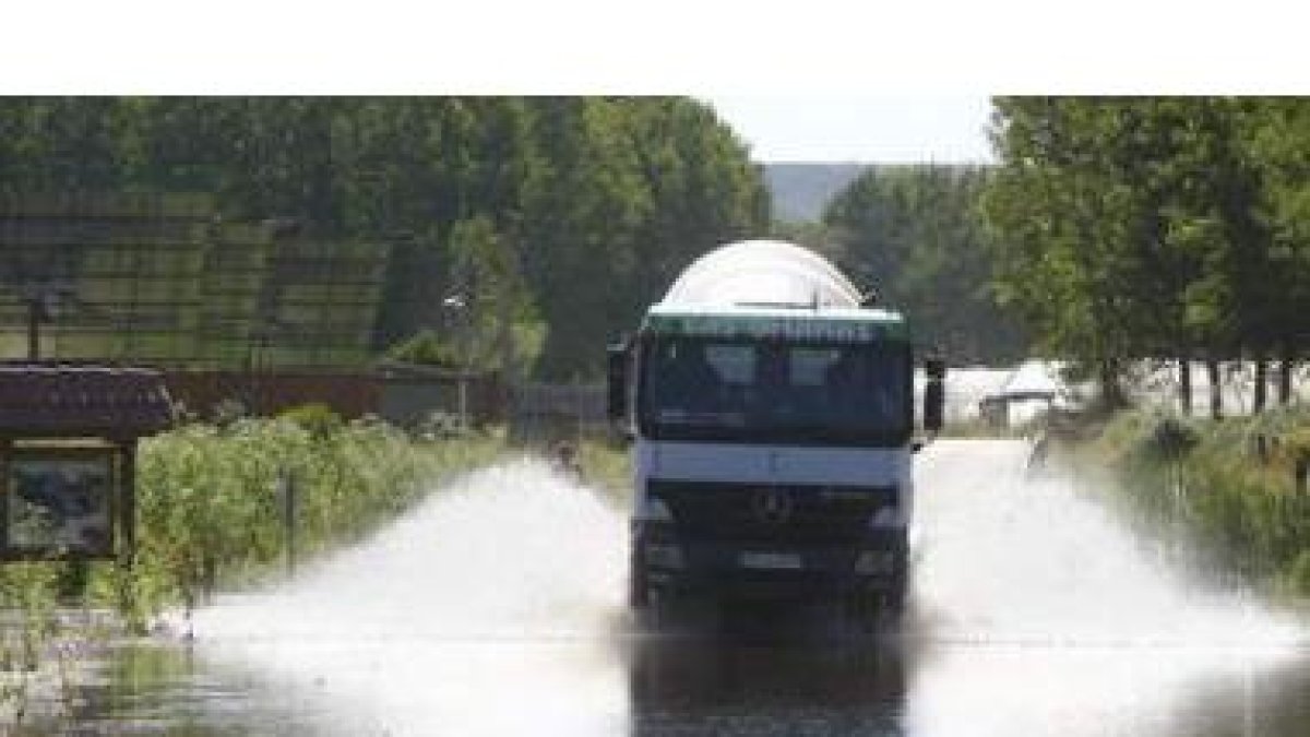 Las carreteras de Las Omañas próximas al río se vieron anegadas ante la crecida del cauce.