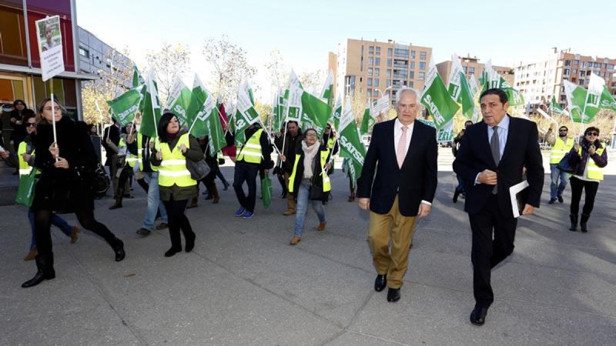 Concentración del sindicato Satse a las puertas del Musac.