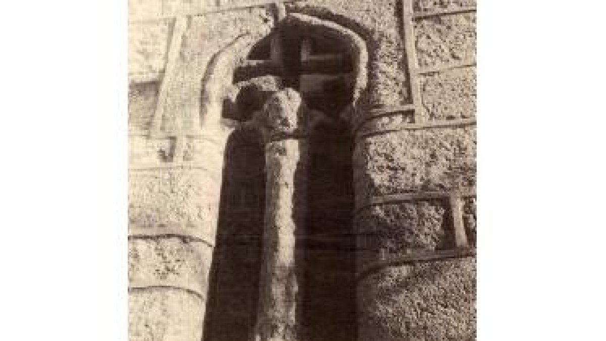 Fotografía de un curioso ventanal en la iglesia parroquial de Santa María, en Rueda del Almirante