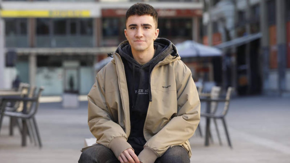 Héctor Álvarez Rodríguez, poeta leonés de 17 años, ha sorprendido en el mundo editorial con un primer libro titulado ‘Las noches que pasé en vela’. MARCIANO PÉREZ