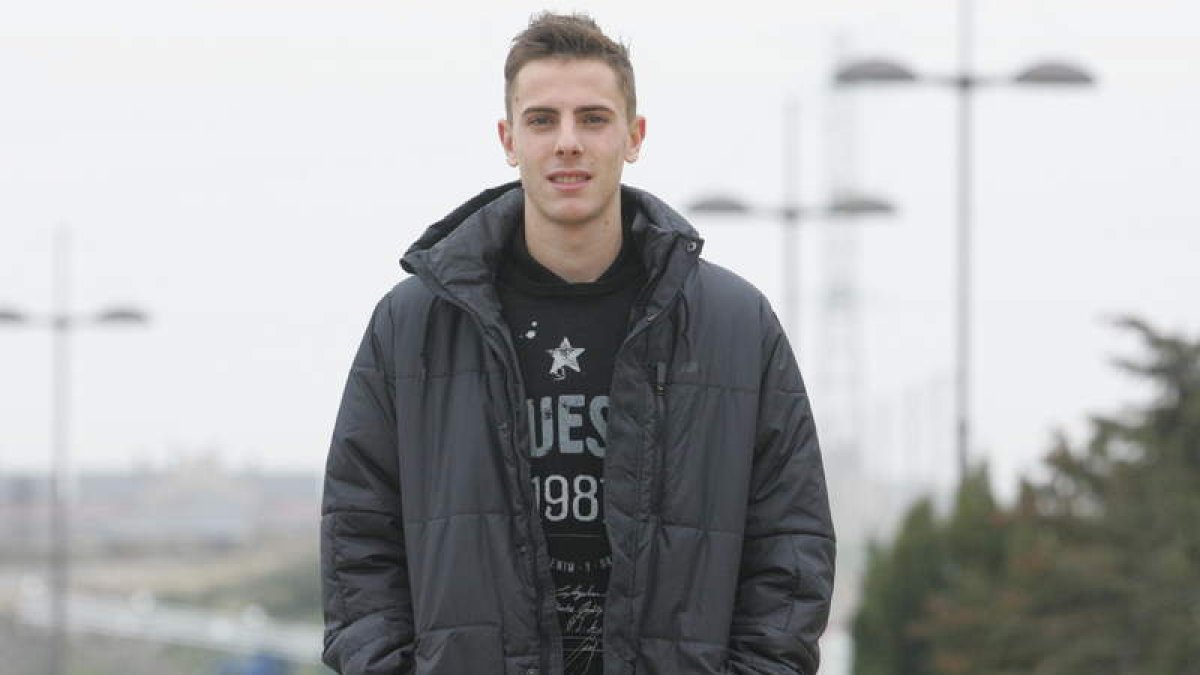 El futbolista de la Ponferradina Djordjevic abandonó el sábado el estadio con problemas físicos y es duda para San Mamés. L. DE LA MATA