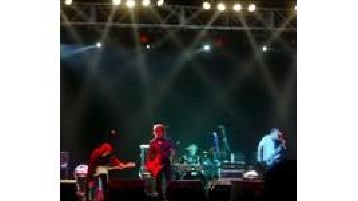 Bill Wyman y The Rhythm Kings en un momento del concierto