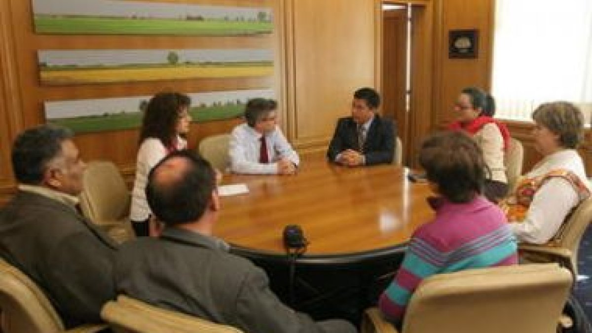 Un momento de la reunión del alcalde con la delegación de Guatemala