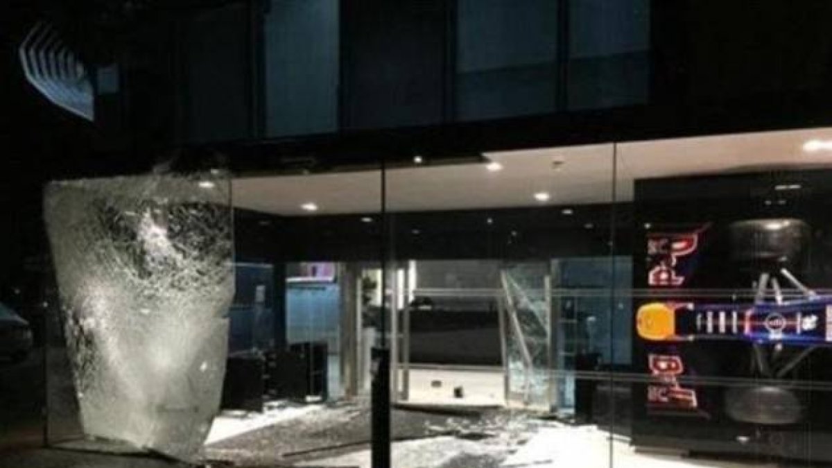Una de las paredes de vidrio de la sede de Red Bull en Milton Keynes, reventada.
