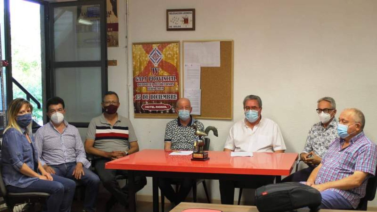 Acuerdo firmado y sellado entre la Federación Territorial de Deportes Autóctonos y su homónima de Lucha Leonesa. DL