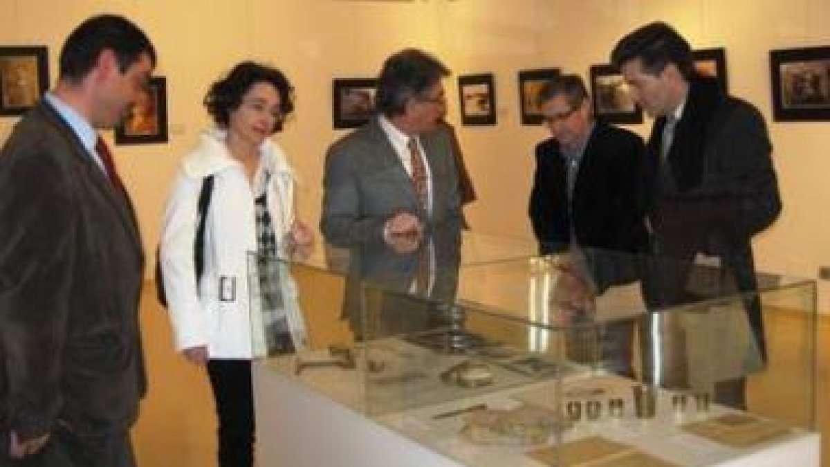 Luis Amigo, Francine Rodríguez, Jesús Esteban, Manuel Olano y Fernando Bandera, ayer en la muestra.