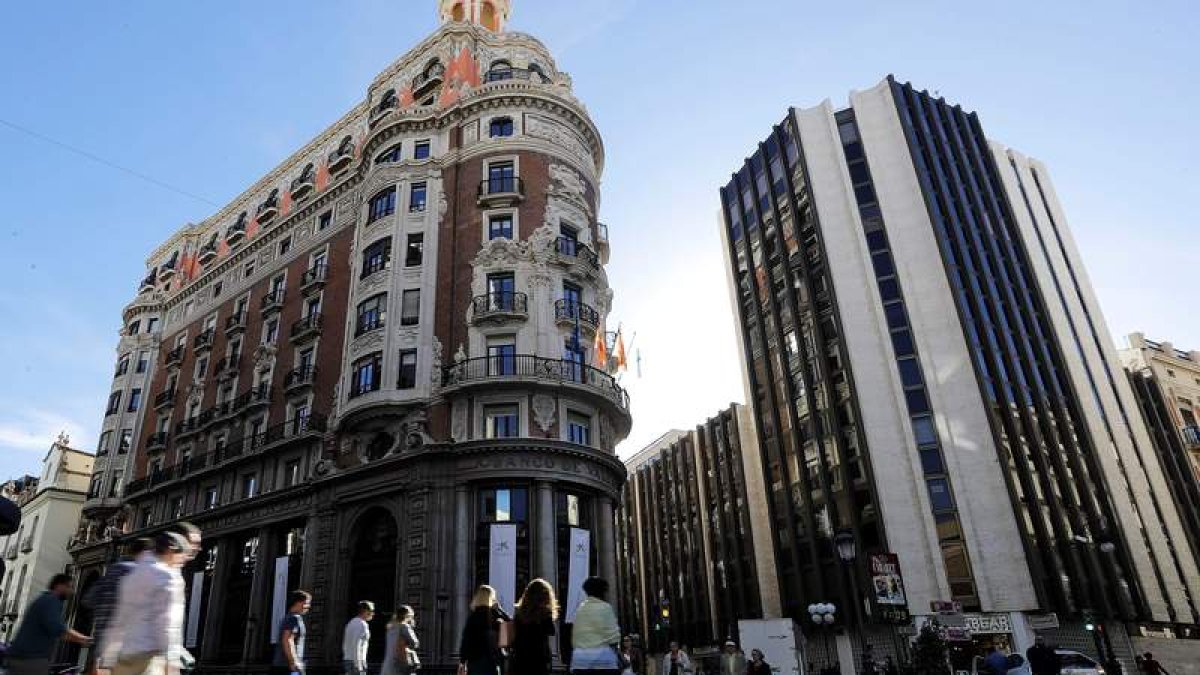 El edificio histórico del Banco de Valencia, donde Caixabank atendió a los medios. MANUEL BRUQUE