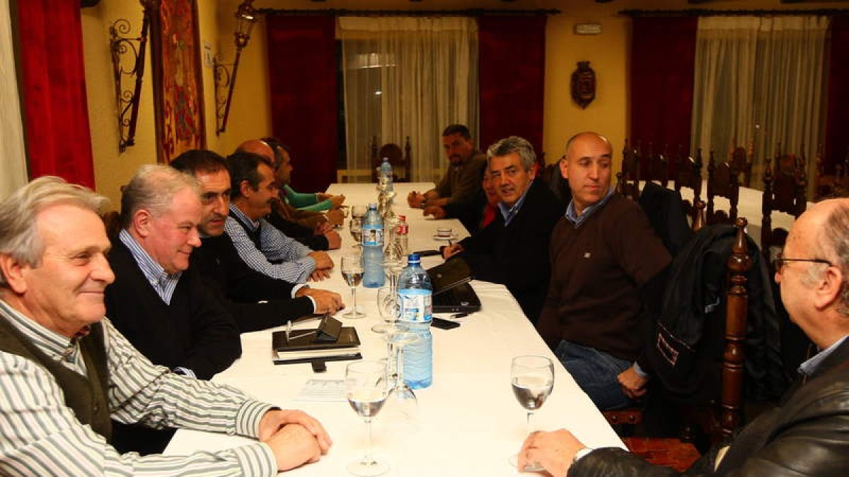 El sector crítico del PSOE se reunió ayer en Astorga para fijar la estrategia que seguirán en el congreso.