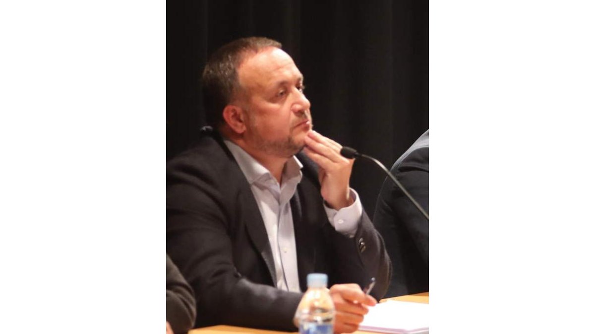 Álvarez Courel, en un pleno del Consejo Comarcal. ANA F. BARREDO
