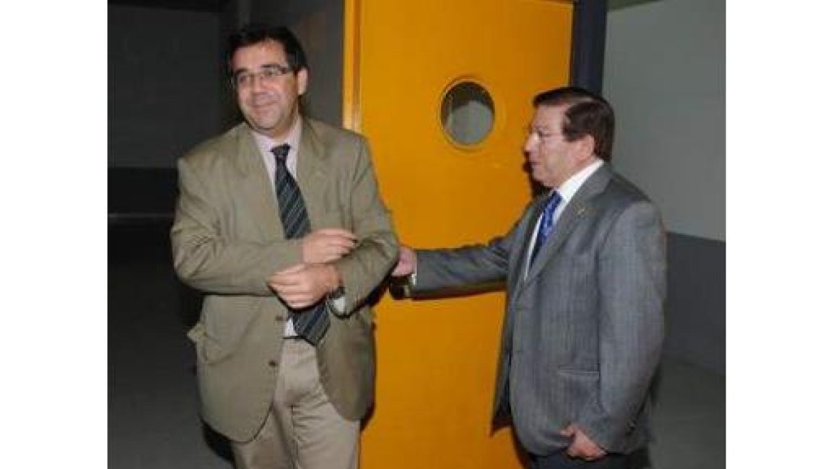 Emilio Guereñu, a la izquierda, conversa con Domingo Cueto, en el estadio Reino de León.