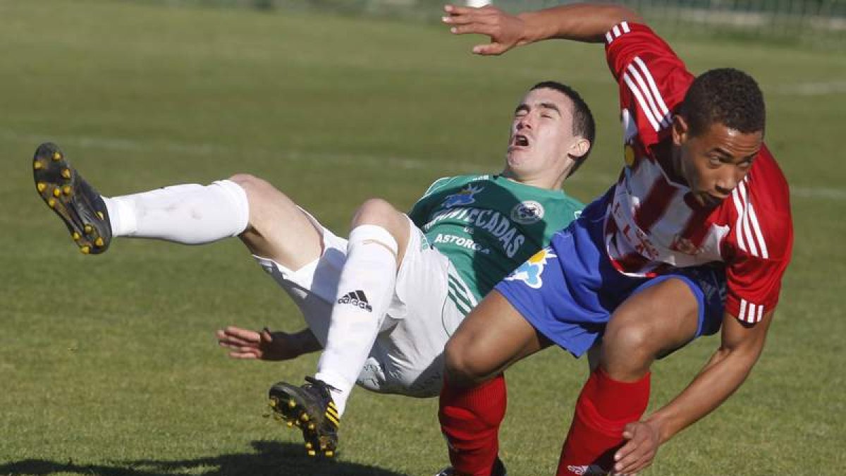 Atlético Astorga y Atlético Bembibre mantienen una dura pugna por estar en puesto de play off.