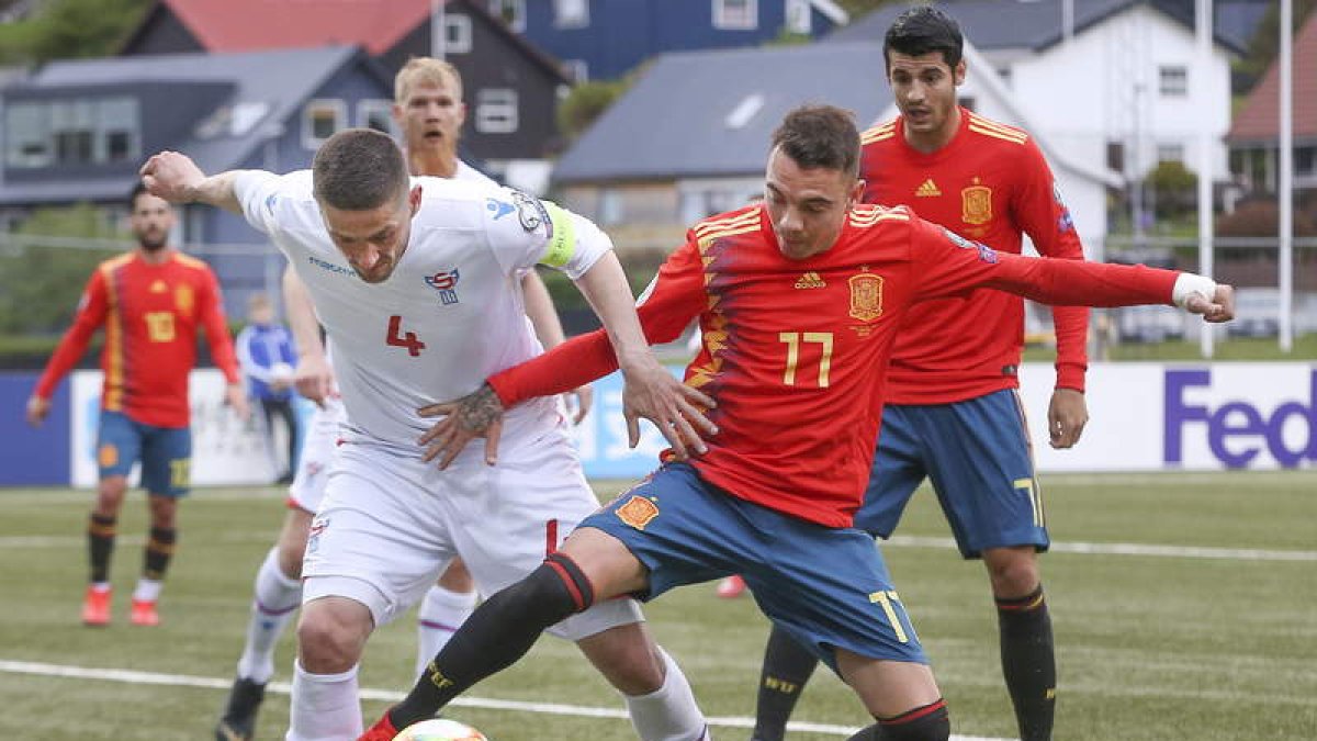 Aspas fue uno de los jugadores encargados de llevar las riendas de un partido que para España resultó bastante plácido. VANG