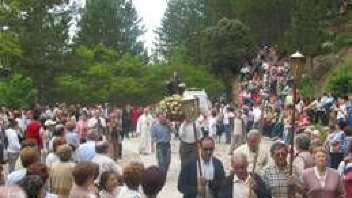 La imagen de san Guillermo es recibida con aplausos y repique de campanas, tras la procesión