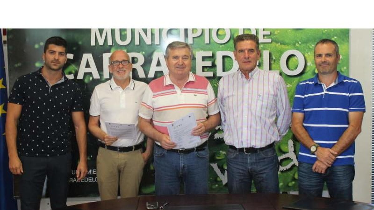 Representantes de los sellos de calidad y el alcalde de Carracedelo. DL