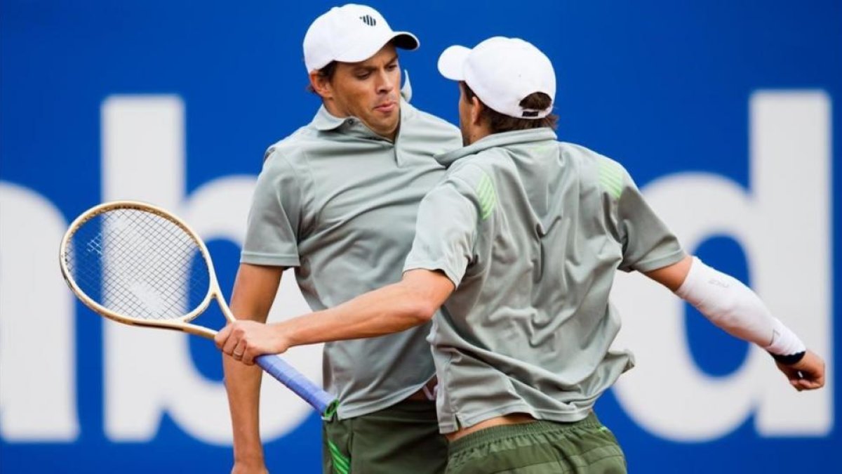 Bob (izquierda) y Mike Bryan celebran un punto durante su partido contra Kubot y Matkowski, el miércoles en el torneo de Barcelona.
