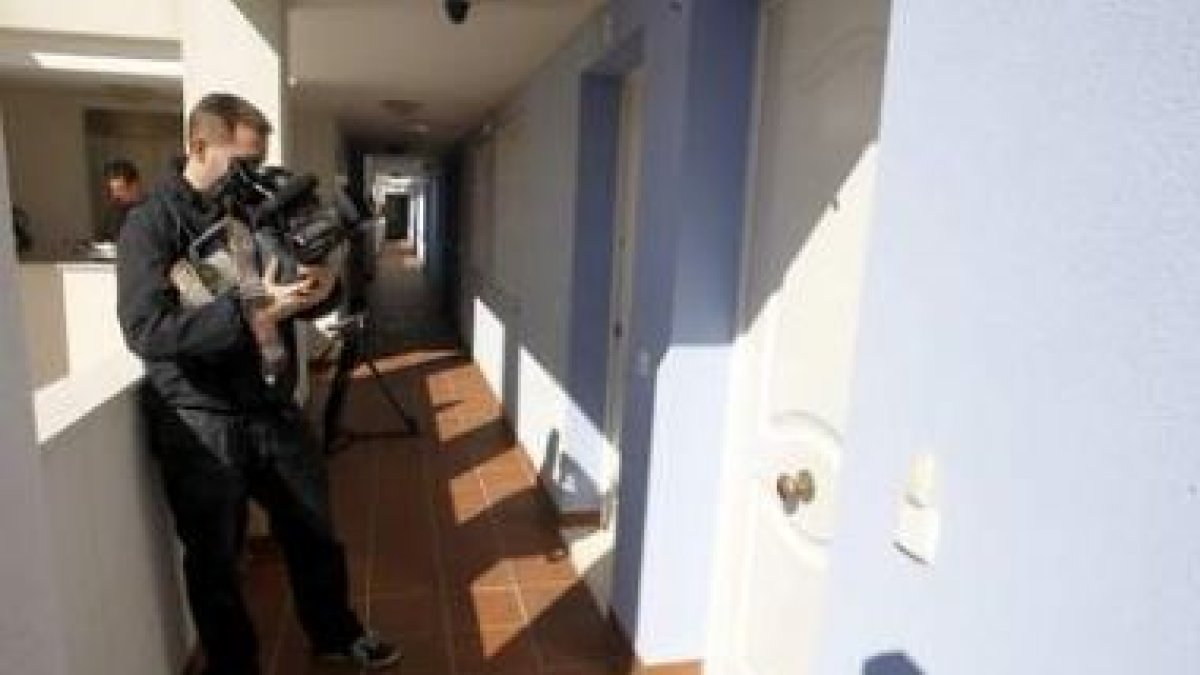Entrada de la vivienda de Roquetas de Mar donde presuntamente se produjeron los hechos.