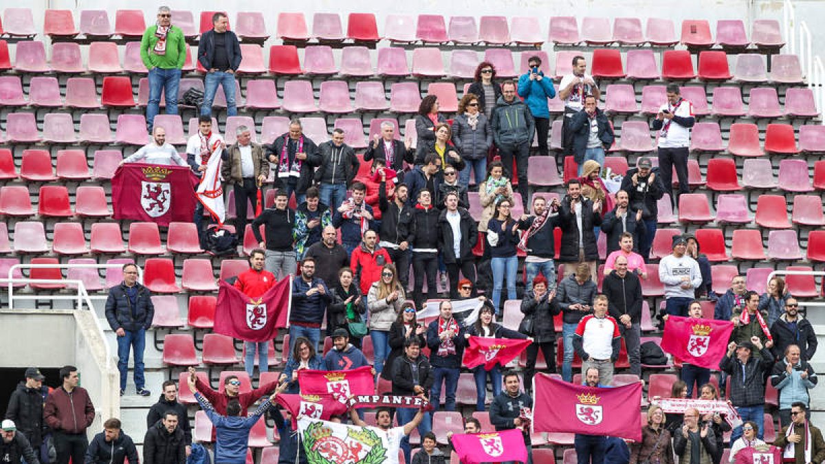 La afición de la Cultural animó a su equipo sobre la grada del Miniestadi con banderas de León y también del conjunto de sus amores. PEDRO SALADO
