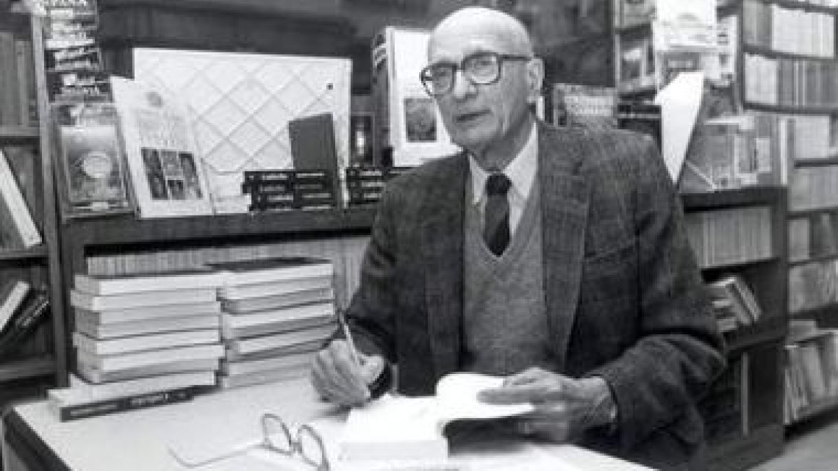 Ramón Carnicer, durante la Feria del Libro de Ponferrada del año 2000.