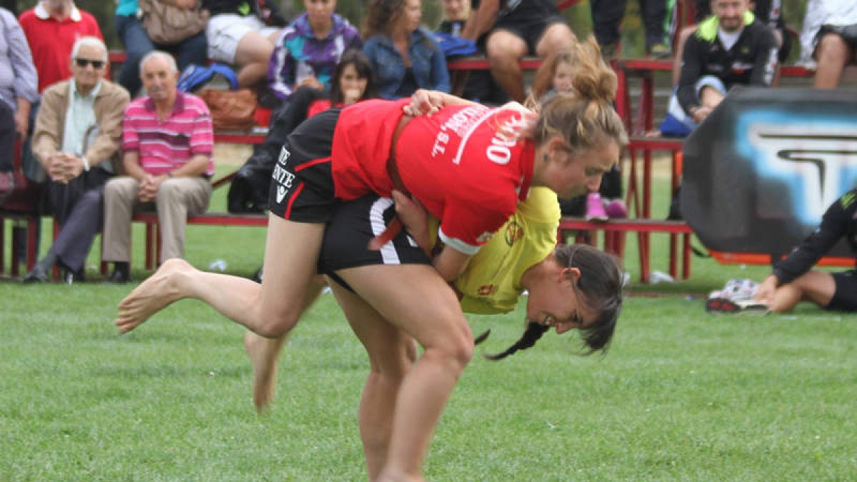 ‘Tamarina’ y Patricia Ibán, final del primer peso de la lucha femenina, con la que se agrandó el corro de Cistierna.