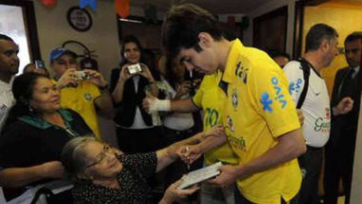Kaká firma autógrafos ayer en Recife, antes de pasar el reconocimiento médico del Maddrid.