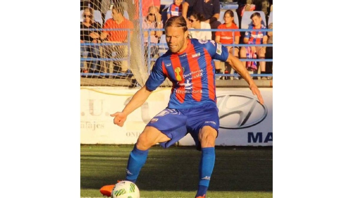 Aitor Fernández cerraba ayer su vinculación con la Cultural para esta temporada. EXTREMADURA UD.