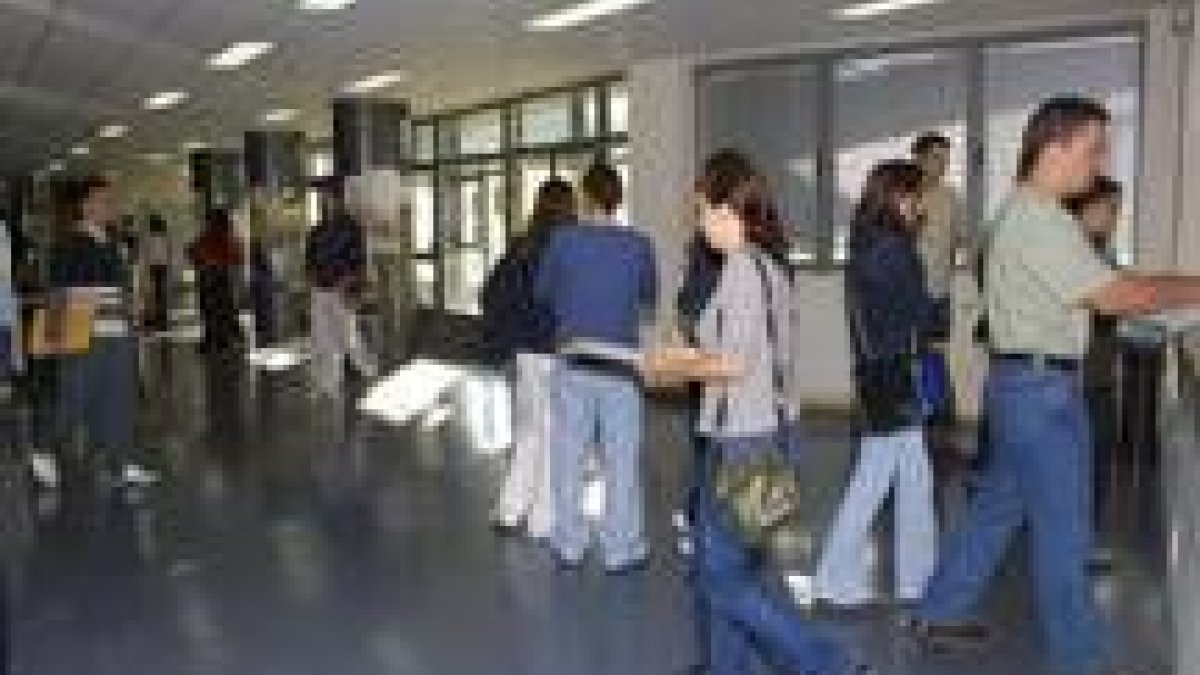 Los estudiantes de primer curso solicitan ayudas para costear los gastos de sus carrerras