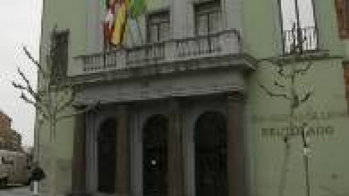 La peana del mástil ya fue colocada ayer frente al Rectorado