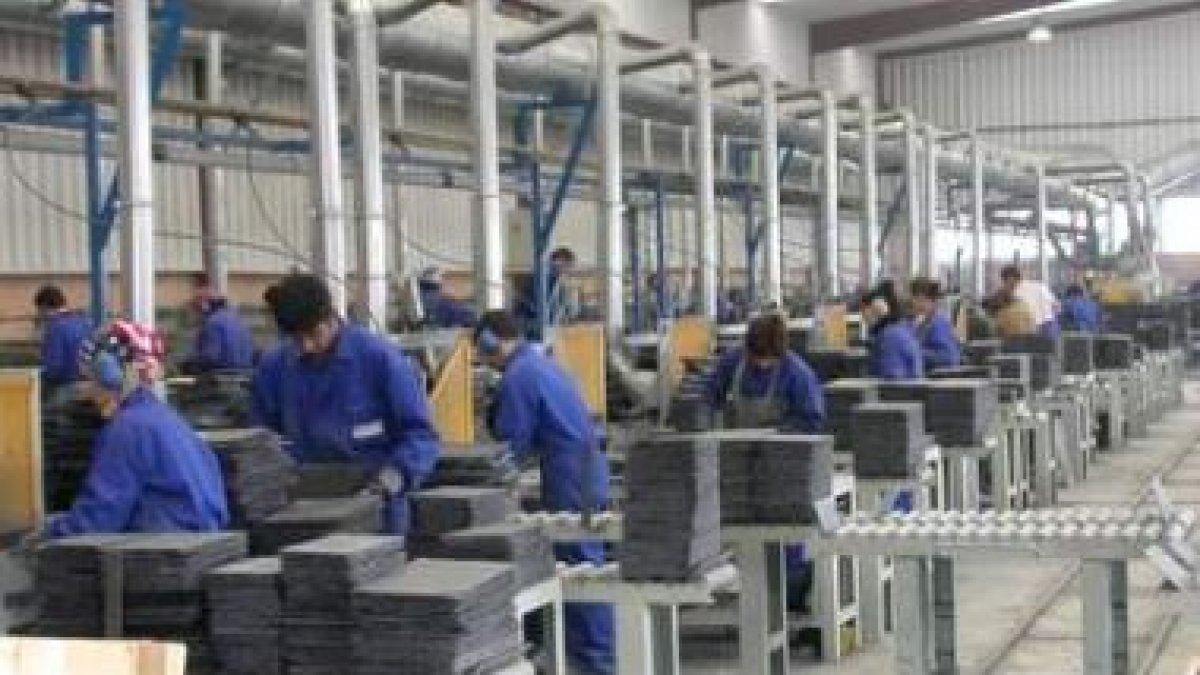Las empresas pizarreras están conteniendo de momento el plan de ajuste laboral y buscan soluciones
