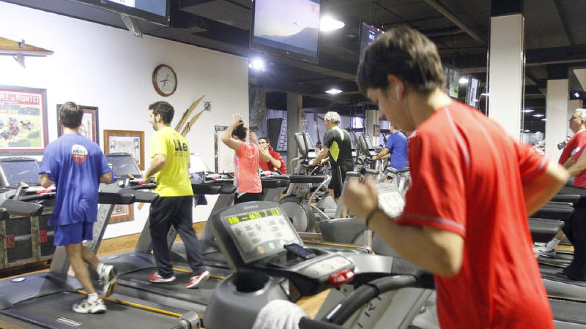 Los amigos fomentan la asistencia a los gimnasios. BRUNO  MORENO