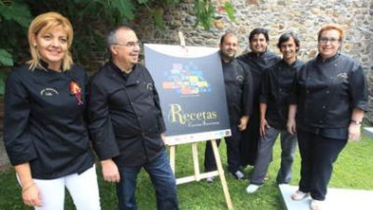 Los cocineros en la presentación de su recetario ayer en el patio del Museo del Bierzo.