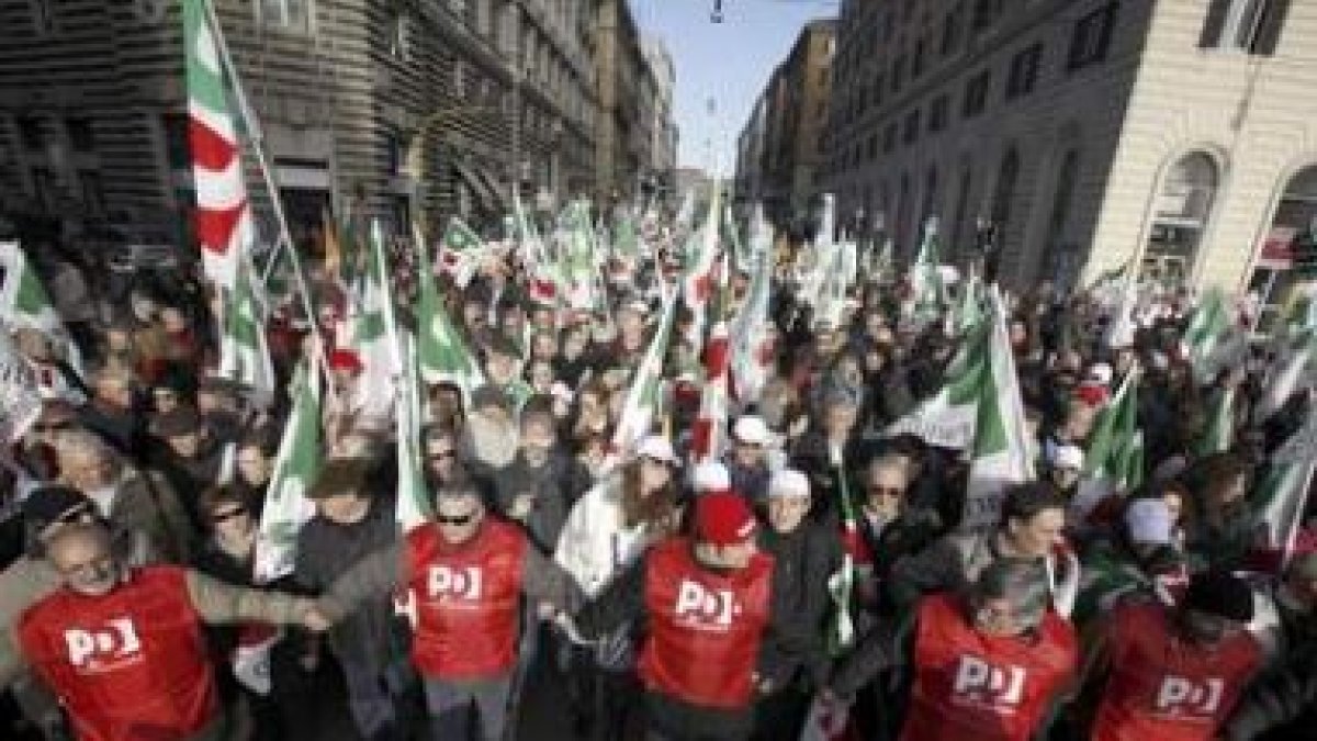 Miles de personas procedentes de toda Italia se manifiestan contra Berlusconi.
