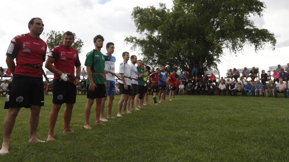 La lucha leonesa es un deporte de esta tierra que pretende el crecimiento que propugnan sus protagonistas, los luchadores. JESÚS F. SALVADORES